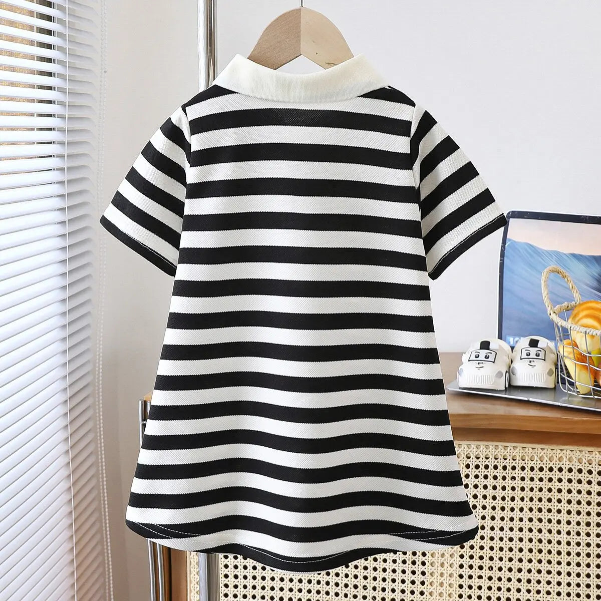 Vestido nuevo para niñas 2025, edición coreana de verano, a rayas con fresas y cuello de solapa, vestido casual para niñas de 1 a 10 años.
