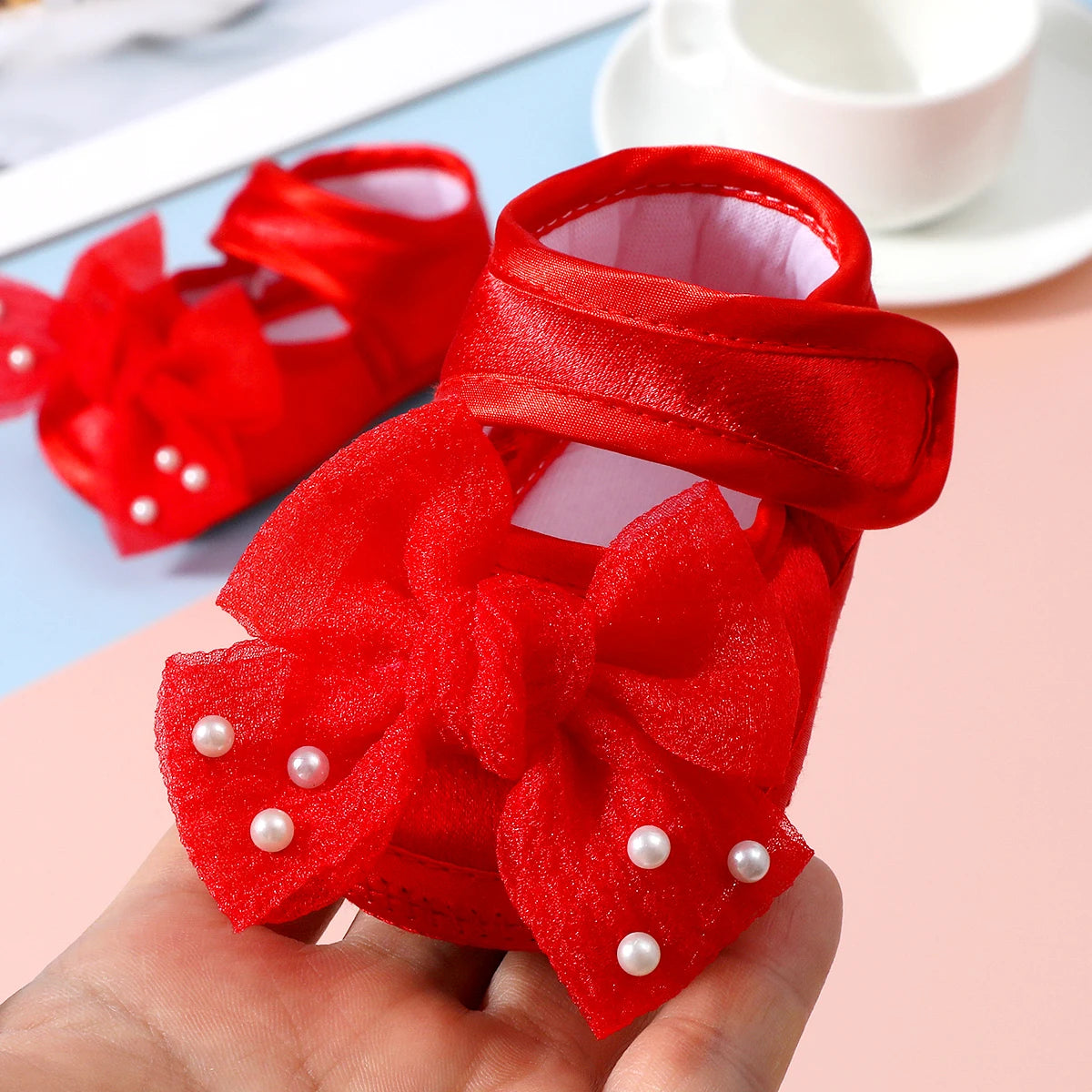Baby non-slip learning walking shoes, cute bow design, soft flat shoes for infants, suitable for indoor parties and gatherings.