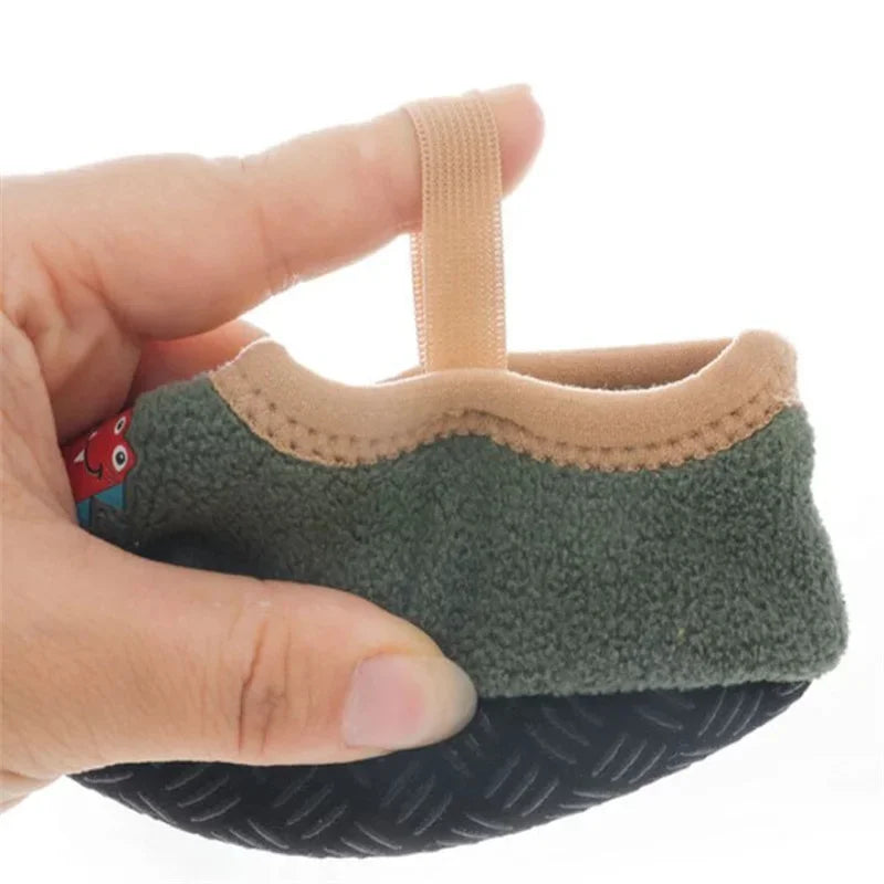 Zapatos antideslizantes de dibujos animados para bebés y niñas, zapatillas de invierno para interior y exterior, primeros zapatos para caminar para bebés con suela de goma