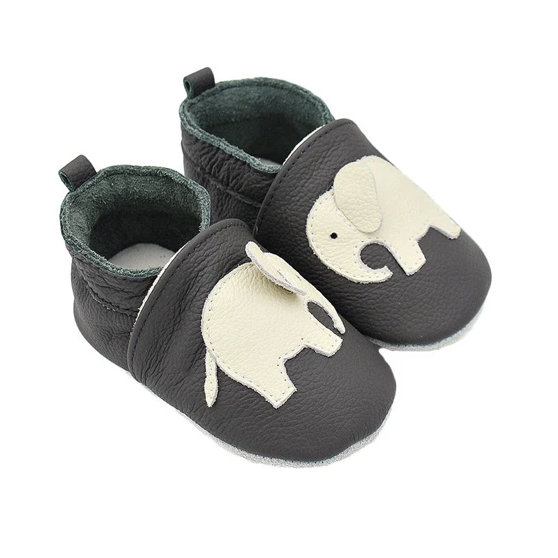 Zapatos de bebé de otoño para niños y niñas, antideslizantes, de piel de oveja suave, zapatillas de deporte con diseño de animales, mocasines para primeros pasos 0-24M